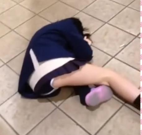 【 いたずら 】若い女の子たちがネットに投稿したおふざけ動画！！！