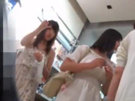 【 盗撮 】可愛いお姉さんたちのプリプリおケツを逆さ撮り！！！