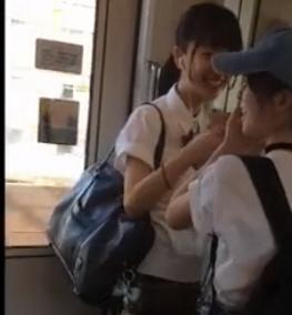 【 盗撮 】清純派の制服美少女を追いかけ何度も逆さ撮り！！！