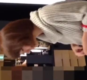 【 盗撮 】可愛いお姉さんのスカートめくり☆花柄おパンツが丸見え！！！