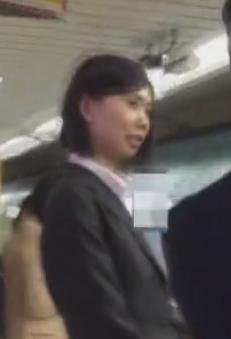 【 盗撮 】働く可愛いお姉さん☆エスカレーターでどスケベパンツを激写する！！！