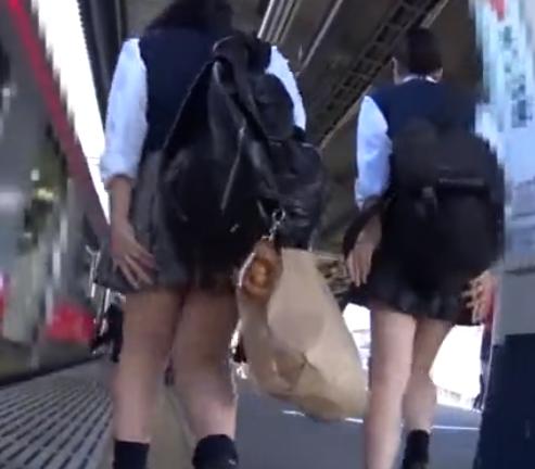 【 盗撮 】おケツが気になるミニスカガールを追跡して逆さ撮り！！！