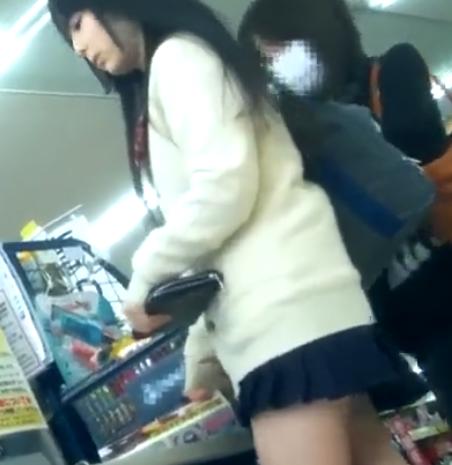 【盗撮】お菓子を買いに来た大人っぽいＪＫのピンクパンツが盗撮されちゃった！