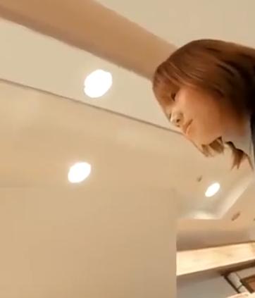 【 盗撮 】キレイめお姉さんのキレイなおパンツを逆さ撮り！！