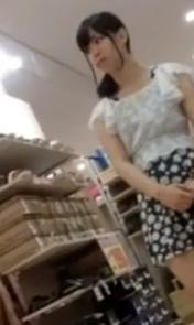 【 盗撮 】靴屋のお姉さん☆しゃがんだ瞬間パンチラ＆おっぱい盗撮！！！