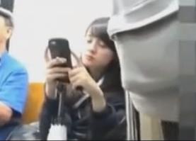 【 盗撮 】美人で気の強そうな女の子をこっそり逆さ撮り！！！
