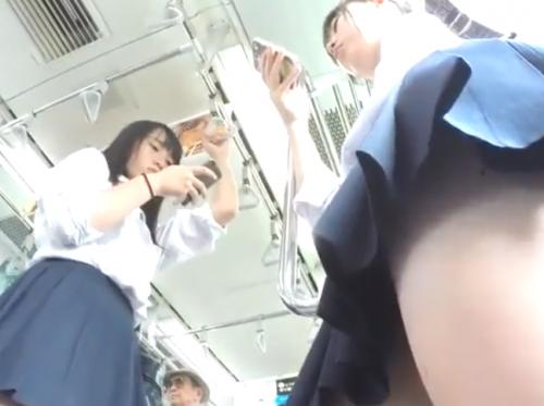 【 盗撮 】えちえちすぎるJK二人組みを交互に逆さ撮り！！