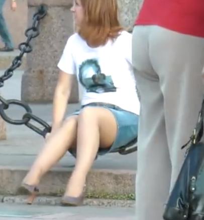 【 盗撮 】外国人美少女の座りパンチラをゲット！！！