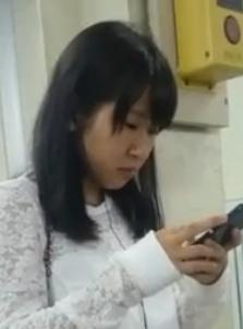 【 盗撮 】地味系OLのお姉さん☆しましまパンツを逆さ撮りされちゃう！！！