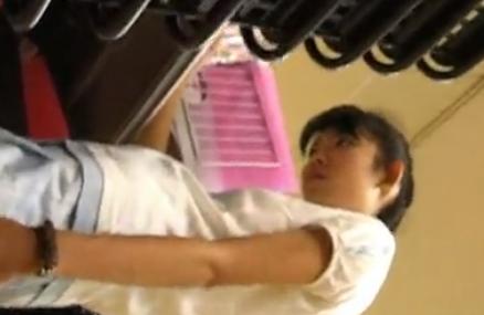 【盗撮】清純派JKの真っ白いおパンツを真下から逆さ撮り！