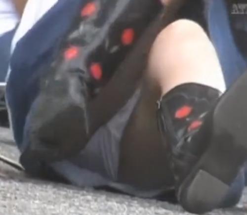 【 盗撮 】無垢な女の子のえっちな座りパンチラを盗撮！！！