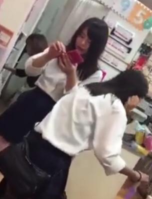 【 盗撮 】JKたちの中に紛れ込みパンチラを隠し撮りしちゃう！！