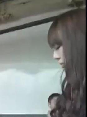 【 盗撮 】整った顔だちをした女の子☆背後に張り付きスカートめくり！！！