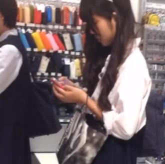 【 盗撮 】めちゃ可愛くてプリケツなJKを逆さ撮りしちゃう！！！