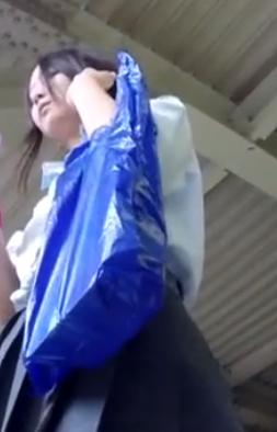 【 盗撮 】ごく普通の女の子☆電車を待ってたらパンチラ撮られてた！！！