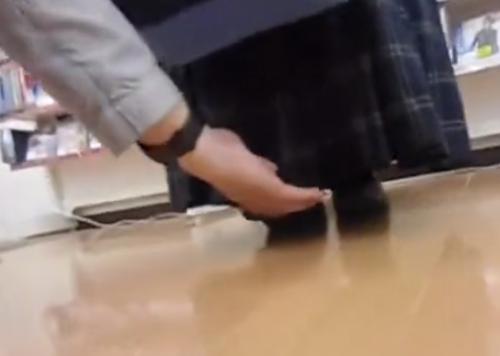 【盗撮】制服少女のスカートをめちゃくちゃ気軽にめくっちゃう男！！！