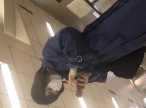【 盗撮 】ロングコートのお姉さん☆強引にめくってスカートの中をのぞいちゃう！！！