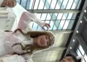 【 盗撮 】ニコニコ可愛いコスプレガールの形の良いおケツを逆さ撮り！！！