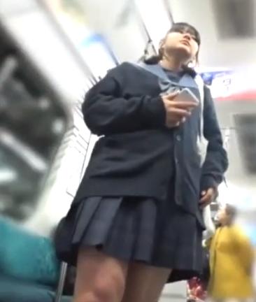 【 盗撮 】クソ可愛いJKを追っかけ逆さ撮り！！ - ぱんちら動画あつめっくす