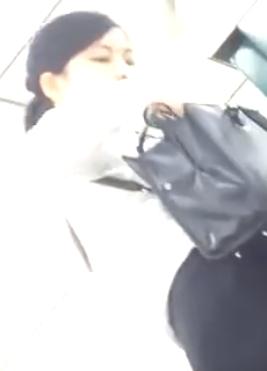 【 盗撮 】初初しいスーツ姿のお姉さん☆しゃがみパンチラがえっちすぎます！！！