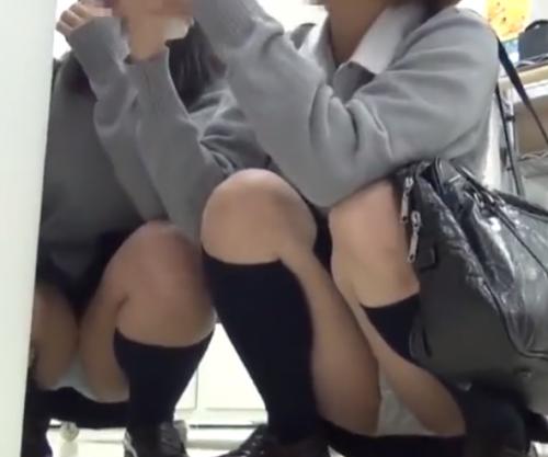 【盗撮】放課後JKのしゃがみパンチラ☆Wゲットで大興奮！！！