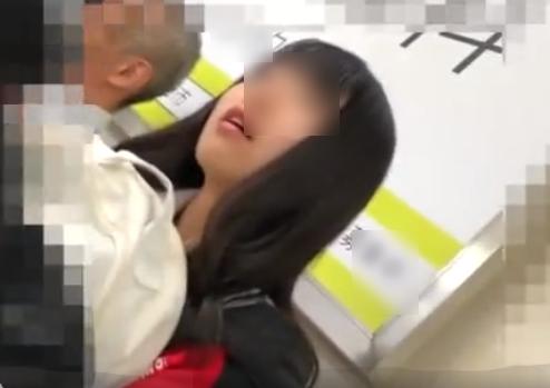 【 盗撮 】仕草が可愛い清純派の制服JKを逆さ撮り！！！
