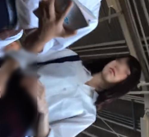 【 盗撮 】甘えん坊な制服女子☆彼氏持ちの締まりのいいケツを逆さ撮り！！！