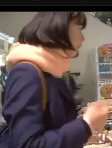 【盗撮】和風少女の地味な白パンを逆さ撮り！！