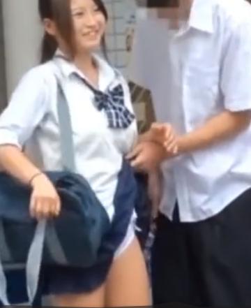 【 盗撮 】頭の悪いカップル☆パンツを晒される少女が悲劇すぎる件！！