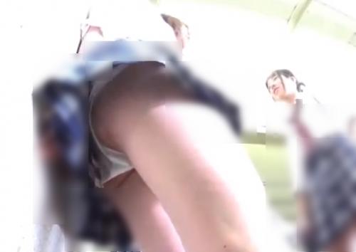 【 盗撮 】制服少女たちのガードがゆるゆるお股を逆さ撮り！！！