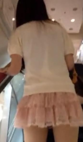 【盗撮】ロリータファッションの女の子☆おしゃれなタータンチェックのパンツを披露する！