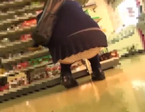 【 盗撮 】ミニミニすぎるJK☆お尻丸見えで恥ずかしすぎる！！！