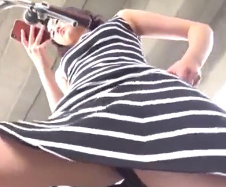 【盗撮】自転車に乗った美女の見えそうで見えないパンツを強引に撮影！！！