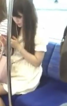 【 盗撮 】美女を見かけたので声掛け顔撮りスカートめくりしちゃった！！！