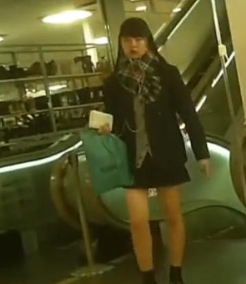 【 盗撮 】色白ムッチリなマフラー少女を逆さ撮り！！