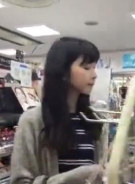 【盗撮】大人しそうな見た目なのにエロすぎる紫パンツのギャップがたまらん！！