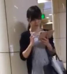 【 盗撮 】地味めのOLさん☆エスカレーターでカワイイおケツを逆さ撮りされてしまう！！！