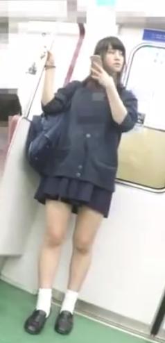 【盗撮】足の長い制服少女☆ローアングルから眺めるパンチラが絶景すぎる！！！
