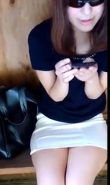 【 盗撮 】お姉さんの優しさにつけ込んでこっそりパンチラを盗撮しちゃう！！！