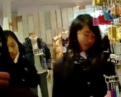 【 盗撮 】小柄でカワイイJKたちがパンチラ盗撮の被害にあってしまう！！！
