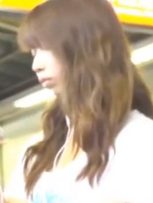 【 盗撮 】駅で見かけたセクシーお姉さん☆スカートめくられ薄黄色の可愛いパンツが見えちゃう！！