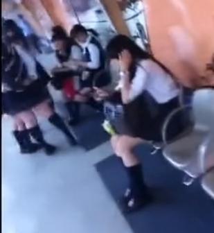 【 盗撮 】大胆すぎるスカートめくり魔☆若々しいおケツをのぞき放題する！！！
