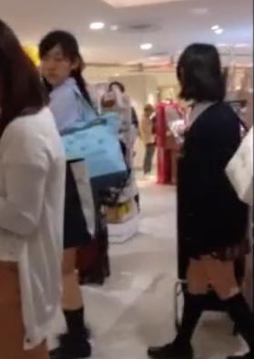 【 盗撮 】クラスの大人しい女の子を逆さ撮り！！
