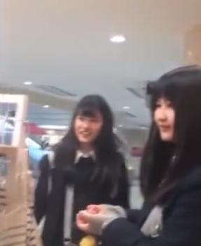 【 盗撮 】白パンツと黒パンツのJK二人組みを逆さ撮り！！