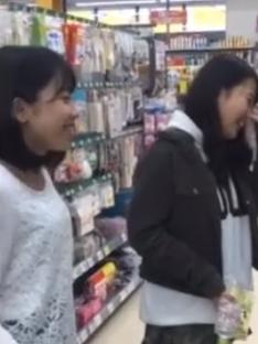 【 盗撮 】読者モデル級の美少女JKたち☆ダブルパンチラとか美味しすぎだろ！！！