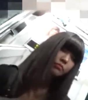 【 盗撮 】車内で見かけた大人しそうなお姉さん☆追跡してピンクのパンツを逆さ撮り！！