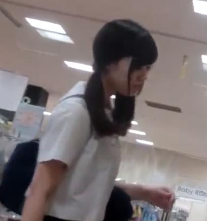 【盗撮】ぼっちJKを狙ってスカートめくり☆どエロいパンチラが撮れたった！！