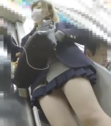 【 盗撮 】よく見ると美少女な金髪ギャル子ちゃん☆だらしなく開いた太めの生足がエッチすぎる！！！