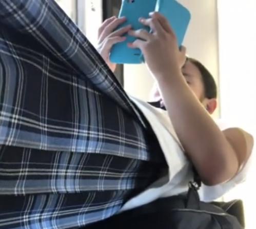 【 盗撮 】車内でも勉強する真面目な女の子も容赦なく逆さ撮り！！！