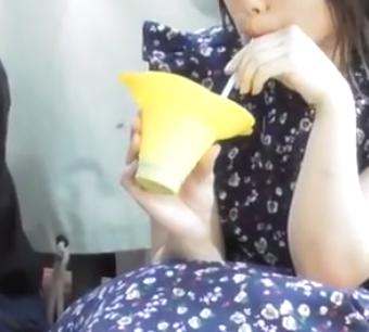 【盗撮】デート中の女の子☆もっこりしゃがみパンチラをゲット！！！